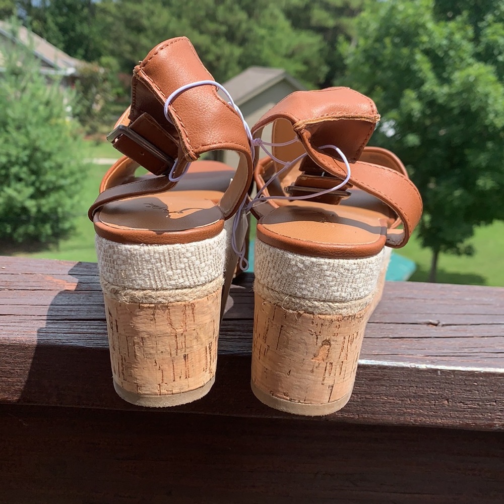 NWT Cognac Bailey Sandal Platform Universal Thread - Picture 5 of 10